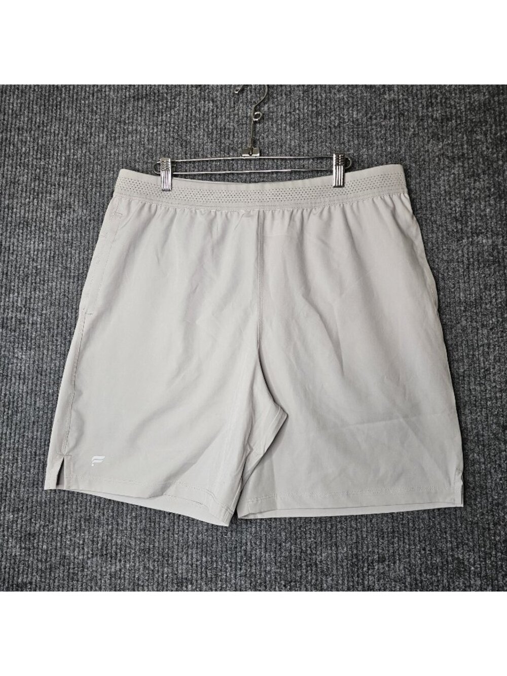 NWT Fabletics Mens The 7" Fundamental Shorts Size Large Light Gray Gym Workout - Picture 1 of 3